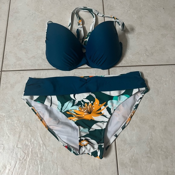 Bikini - Picture 3 of 7